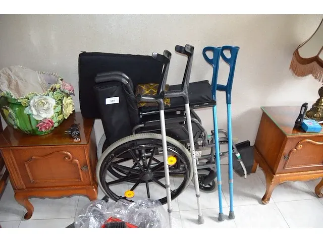 Rolstoel , rollator, 4 krukken, wc stoel - afbeelding 1 van  8