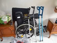 Rolstoel , rollator, 4 krukken, wc stoel - afbeelding 1 van  8
