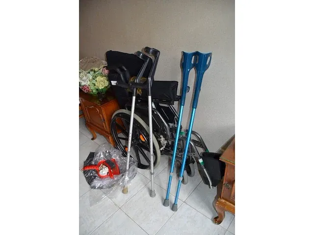 Rolstoel , rollator, 4 krukken, wc stoel - afbeelding 3 van  8