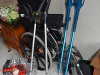 Rolstoel , rollator, 4 krukken, wc stoel - afbeelding 3 van  8