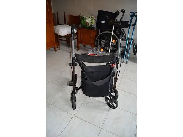 Rolstoel , rollator, 4 krukken, wc stoel - afbeelding 4 van  8