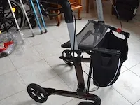 Rolstoel , rollator, 4 krukken, wc stoel - afbeelding 5 van  8