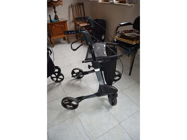 Rolstoel , rollator, 4 krukken, wc stoel - afbeelding 6 van  8