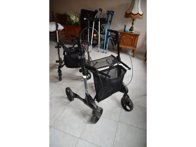 Rolstoel , rollator, 4 krukken, wc stoel - afbeelding 7 van  8