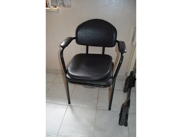 Rolstoel , rollator, 4 krukken, wc stoel - afbeelding 8 van  8