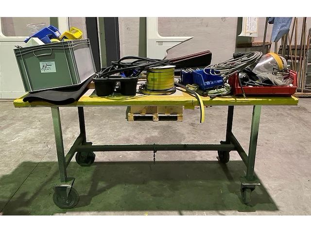 Roltafel met inhoud - afbeelding 1 van  5