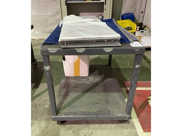 Roltafel met inhoud - afbeelding 1 van  4