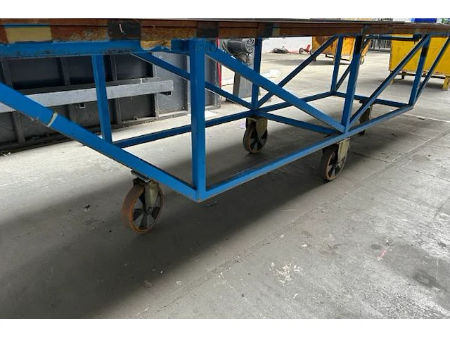 Roltafel met inhoud - afbeelding 2 van  8