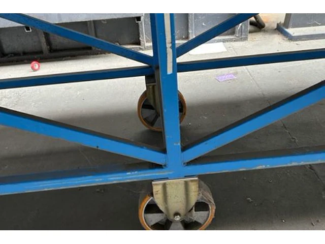 Roltafel met inhoud - afbeelding 3 van  8