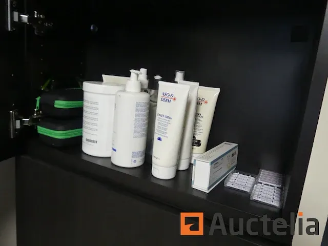 Roltafel pedicure, 3-deurs kledingkast - afbeelding 2 van  11