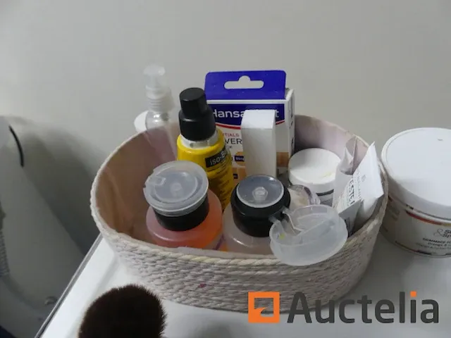 Roltafel pedicure, 3-deurs kledingkast - afbeelding 1 van  11