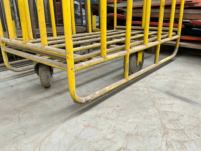 Rolwagens / linnenwagens metaal op wielen - afbeelding 2 van  4