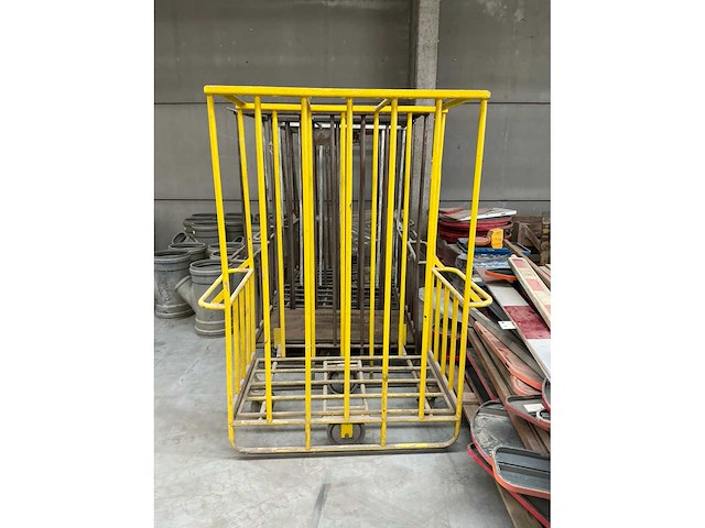 Rolwagens / linnenwagens metaal op wielen - afbeelding 4 van  4