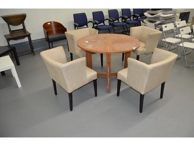 Ronde houten eettafel, 4 beige clubzetels - afbeelding 1 van  6