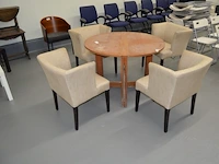 Ronde houten eettafel, 4 beige clubzetels - afbeelding 1 van  6