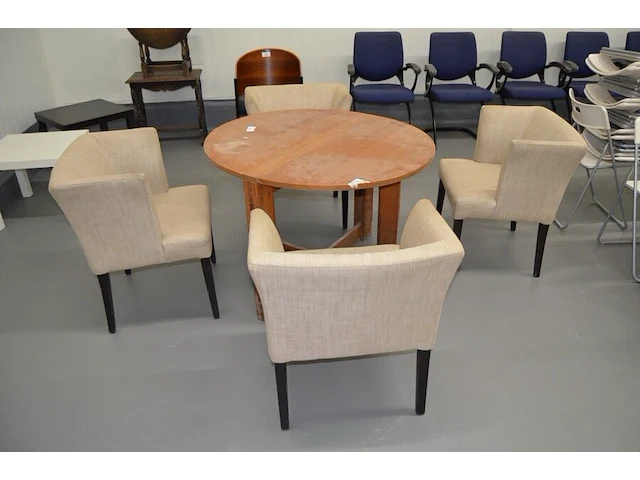 Ronde houten eettafel, 4 beige clubzetels - afbeelding 3 van  6