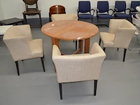 Ronde houten eettafel, 4 beige clubzetels - afbeelding 3 van  6