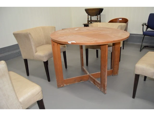 Ronde houten eettafel, 4 beige clubzetels - afbeelding 4 van  6