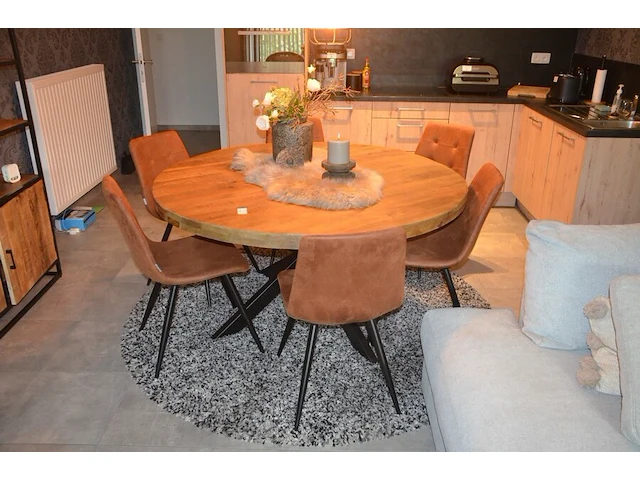Ronde houten tafel zwart metalen centrale voer, 6 bruin imitatie lederen stoelen label 51, rond vloerkleed, vaas met deksel, kaarsenhouder, imitatie schapenvel - afbeelding 1 van  5