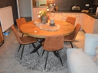Ronde houten tafel zwart metalen centrale voer, 6 bruin imitatie lederen stoelen label 51, rond vloerkleed, vaas met deksel, kaarsenhouder, imitatie schapenvel - afbeelding 1 van  5