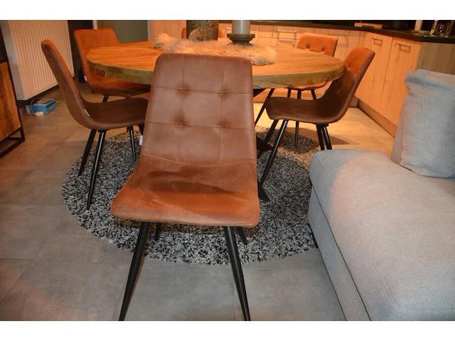 Ronde houten tafel zwart metalen centrale voer, 6 bruin imitatie lederen stoelen label 51, rond vloerkleed, vaas met deksel, kaarsenhouder, imitatie schapenvel - afbeelding 2 van  5