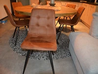 Ronde houten tafel zwart metalen centrale voer, 6 bruin imitatie lederen stoelen label 51, rond vloerkleed, vaas met deksel, kaarsenhouder, imitatie schapenvel - afbeelding 2 van  5
