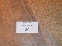 Ronde houten tafel zwart metalen centrale voer, 6 bruin imitatie lederen stoelen label 51, rond vloerkleed, vaas met deksel, kaarsenhouder, imitatie schapenvel - afbeelding 3 van  5