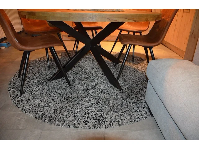 Ronde houten tafel zwart metalen centrale voer, 6 bruin imitatie lederen stoelen label 51, rond vloerkleed, vaas met deksel, kaarsenhouder, imitatie schapenvel - afbeelding 4 van  5