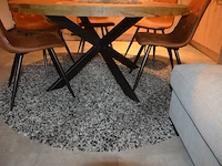 Ronde houten tafel zwart metalen centrale voer, 6 bruin imitatie lederen stoelen label 51, rond vloerkleed, vaas met deksel, kaarsenhouder, imitatie schapenvel - afbeelding 4 van  5
