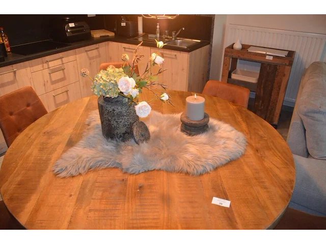 Ronde houten tafel zwart metalen centrale voer, 6 bruin imitatie lederen stoelen label 51, rond vloerkleed, vaas met deksel, kaarsenhouder, imitatie schapenvel - afbeelding 5 van  5