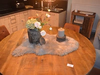 Ronde houten tafel zwart metalen centrale voer, 6 bruin imitatie lederen stoelen label 51, rond vloerkleed, vaas met deksel, kaarsenhouder, imitatie schapenvel - afbeelding 5 van  5