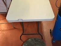 Ronde plooistaantafel wit pvc blad, rechthoekige plooitafel wit pvc blad 180x75x75, rond houten bijzettafeltje - afbeelding 5 van  7