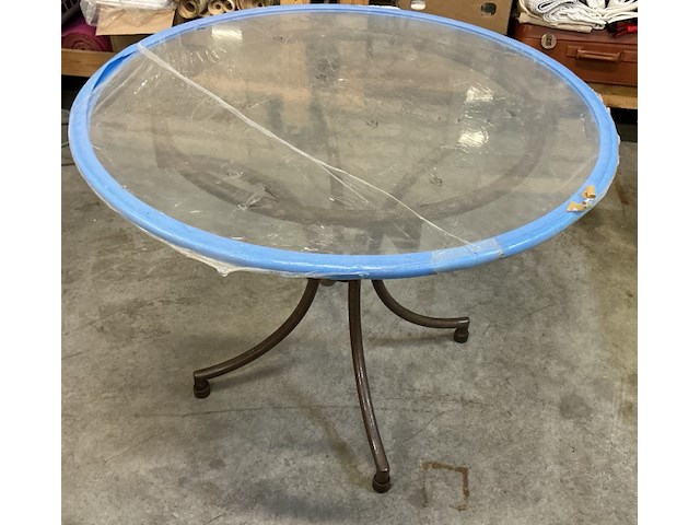 Ronde tafel in glas met ijzeren onderstel - afbeelding 1 van  3