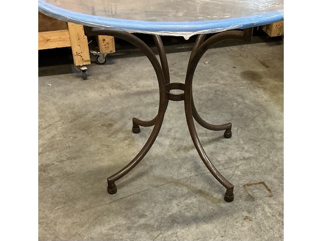Ronde tafel in glas met ijzeren onderstel - afbeelding 2 van  3