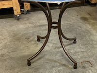 Ronde tafel in glas met ijzeren onderstel - afbeelding 2 van  3