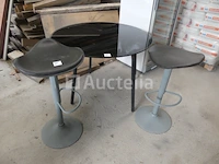 Ronde tafel met 2 krukken - afbeelding 1 van  5