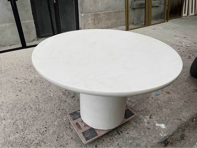 Ronde tafel met centrale kolompoot – beton ciré afwerking - afbeelding 1 van  9