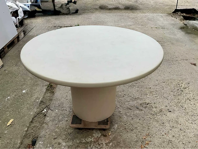 Ronde tafel met centrale kolompoot – beton ciré afwerking - afbeelding 2 van  9
