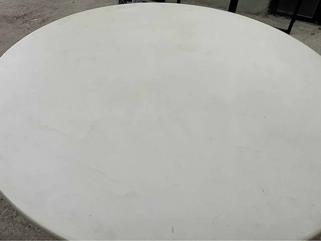 Ronde tafel met centrale kolompoot – beton ciré afwerking - afbeelding 3 van  9