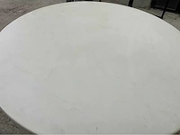 Ronde tafel met centrale kolompoot – beton ciré afwerking - afbeelding 3 van  9