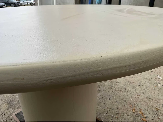Ronde tafel met centrale kolompoot – beton ciré afwerking - afbeelding 4 van  9
