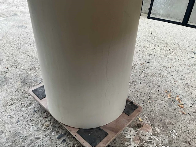 Ronde tafel met centrale kolompoot – beton ciré afwerking - afbeelding 5 van  9