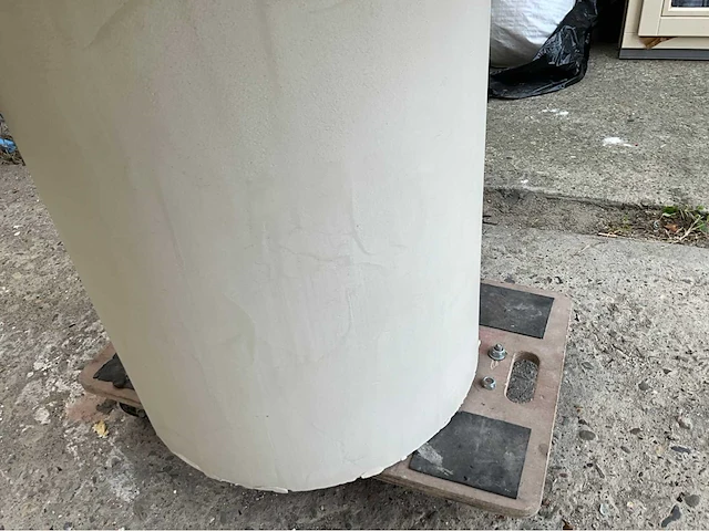 Ronde tafel met centrale kolompoot – beton ciré afwerking - afbeelding 6 van  9