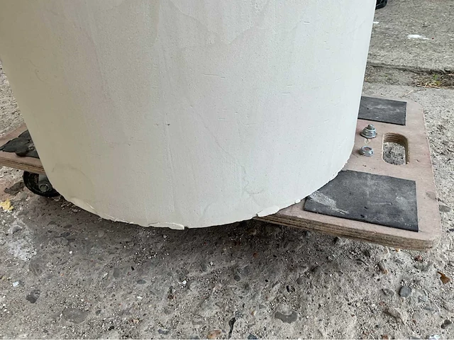 Ronde tafel met centrale kolompoot – beton ciré afwerking - afbeelding 7 van  9