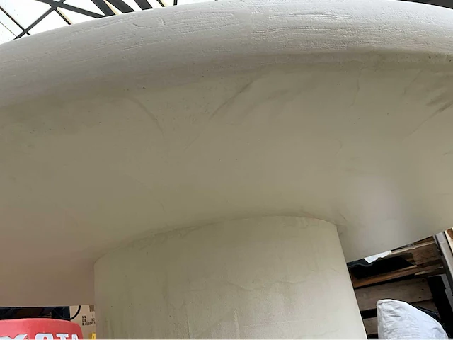 Ronde tafel met centrale kolompoot – beton ciré afwerking - afbeelding 8 van  9