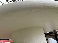 Ronde tafel met centrale kolompoot – beton ciré afwerking - afbeelding 8 van  9