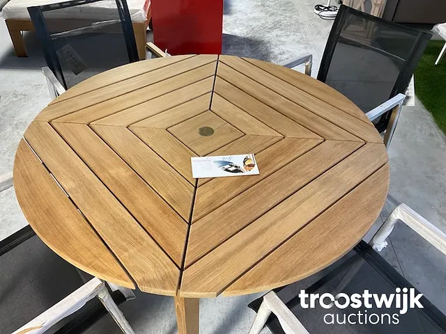 Ronde tafel met vier stoelen - afbeelding 2 van  4