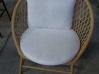 Rotan zitstoel met kussen - afbeelding 1 van  3