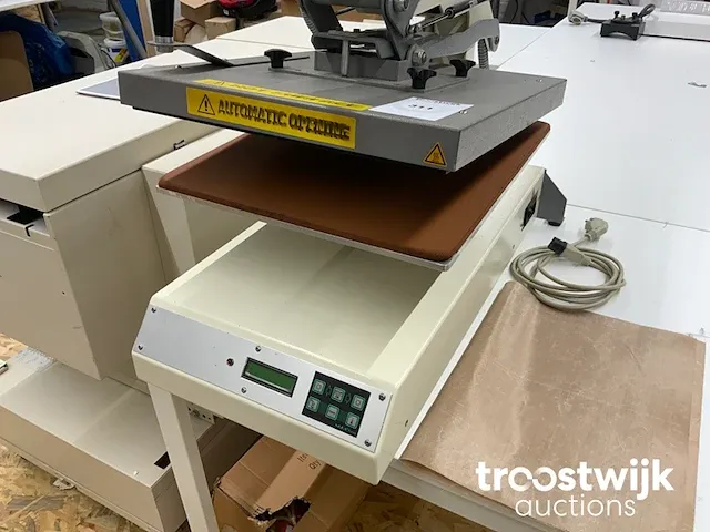 Roterende elektromagnetische warmtepers - afbeelding 5 van  7