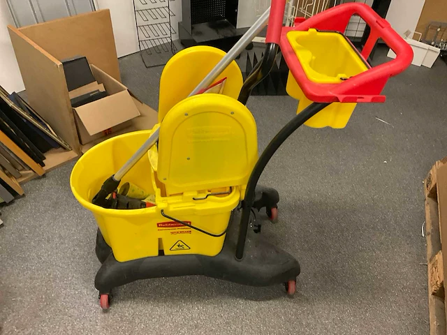 Rubbermaid mobiele poetskar - afbeelding 2 van  4